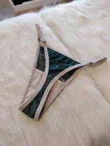 Microtanga de encaje verde con tiras finas color beige.