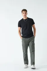 Remera básica color marrón claro, de corte regular, manga corta, cuello redondo y logo bordado en el pecho.