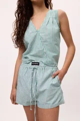 Musculosa blanca de lino con escote en V cruzado.