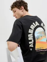 Remera negra de algodón con cuello redondo y manga corta. Estampado en la espalda con la frase "Almeria Art Exhb." y una imagen de un paisaje.
