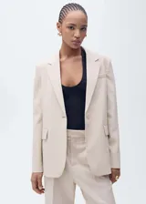 Pantalón de vestir color beige, de corte recto, con tiro medio, cierre frontal con cremallera y botón, trabillas para cinturón, pinzas delanteras y bolsillos laterales.