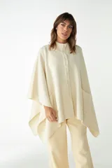 Capa marrón de tejido de punto 100% lana fina sin teñir, con botones y bolsillos en la delantera. Diseño exclusivo de Don Baez, hecha en Uruguay.