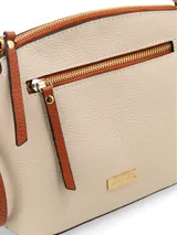 Bandolera color peltre con correa de cuero marrón regulable. Tiene un bolsillo externo con cierre y chapita metálica con el logo de la marca.