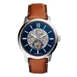 Reloj Fossil para hombre, con correa de cuero marrón y esfera azul con mecanismo a la vista.