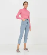 Polera verde de punto acanalado, con cuello alto y mangas largas.