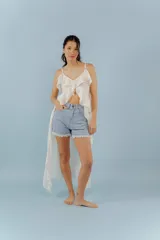 Top blanco de algodón con breteles finos regulables, escote en V con volados y espalda elastizada.