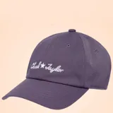 Gorro de béisbol color violeta con el logo de Chuck Taylor bordado en blanco en el frente.
