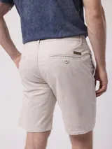 Bermuda color beige de corte recto.