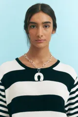 Collar plateado con cadena de eslabones grandes y dije de herradura con tachas.