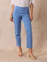 Pantalón verde esmeralda de gabardina elastizada, marca Zac & Rachel. Corte recto, pretina ancha pespunteada, bolsillos simulados y largo al tobillo.