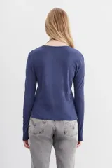 Remera cruda de algodón flame, corte ajustado y mangas largas.
