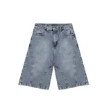 Bermuda de jean celeste con corte ancho y diseño con costuras curvas en los laterales.