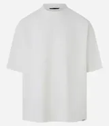 Remera marrón de poliéster y elastano con textura de pana, cuello redondo, manga corta y bordado centralizado de lettering minimalista.