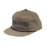 Gorro de visera Thrasher color verde oliva con logo bordado en negro y cordón decorativo negro.