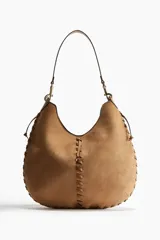 Cartera hobo de gamuza color marrón claro, con costuras decorativas en los bordes y detalle de tiras de cuero en el centro. Tiene correa de hombro ajustable con herrajes dorados.