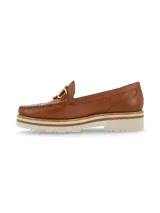 Mocasín de cuero color marrón con detalle de hebilla dorada y suela track.