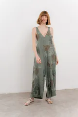 Mono largo de lino con estampado floral en tonos azules, escote en V pronunciado, tirantes anchos y bolsillos laterales.