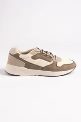 Zapatillas deportivas acordonadas combinadas en tonos beige, crema y marrón.