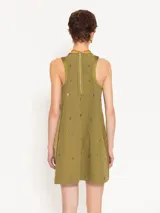 Vestido corto negro de poplín con cuello redondo y sin mangas. Presenta apliques de piedras negras en la parte delantera y trasera.