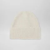Gorro de punto beige con diseño de canalé y vuelta en la parte inferior.