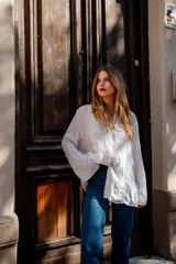 Camisa blanca de mangas largas con detalles de broderie en la parte delantera.