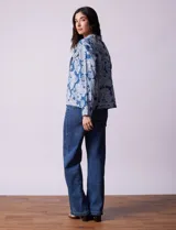 Campera de tencel estampado con arabescos azules y blancos, marca Ruby Rd. Tiene cuello solapa, abertura central con botones y bolsillos delanteros.