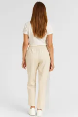 Pantalón celeste de lino, corte recto, con cintura elástica ajustable con cordón y bolsillos laterales.