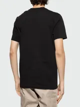 Camiseta negra de algodón con cuello redondo y logo de la marca bordado en el pecho.