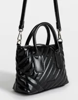 Cartera city negra acolchada con efecto craquelado, asas cortas de mano y correa larga regulable desmontable.