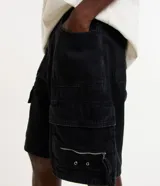 Bermuda de hombre, modelo baggy, confeccionada en jeans de algodón. Presenta cintura con trabillas, cierre por botón y cremallera, y bolsillos tipo carpinteiro.