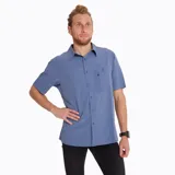 Camisa de manga corta azul con bolsillo en el pecho con cierre de cremallera y botón.