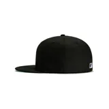 Gorra New Era 59FIFTY de béisbol, color negro con logo de los New York Yankees bordado en blanco al frente y parche conmemorativo del campeonato World Series 1996 en el lateral.