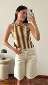 Musculosa ajustada de morley a rayas horizontales marrones y beige, con cuello redondo y sisas con ribete marrón.