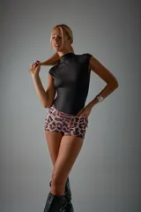 Body ajustado sin mangas, color negro, con cuello alto y diseño de estampado animal print en la parte inferior.