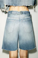 Bermuda de jean celeste de tiro medio con cinco bolsillos. Detalle de trabilla ajustable en espalda. Bajo con terminación desflecada. Cierre frontal con botones metálicos.