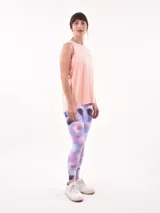 Musculosa gris de corte holgado con sisas amplias.