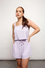 Blusa lila con tiras finas y corte crop.