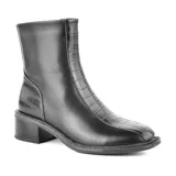 Bota de cuero negra con diseño de textura en la parte trasera y taco bajo, ideal para un look casual.