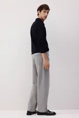 Pantalón de jean gris de corte holgado, con tiro bajo y cinco bolsillos.