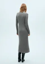 Vestido midi gris de tejido de punto en canalé, con cuello perkins y mangas largas.