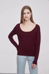 Sweater de viscosa color burdeos, con diseño ajustado y cuello redondo.