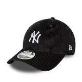 Gorra New Era negra de pana con el logo de los New York Yankees bordado en blanco en el frente.