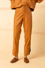 Pantalón de cuero color dulce de leche, de corte recto y tiro alto.