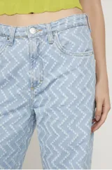 Pantalón de jean celeste con estampado de chevrón blanco.