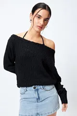 Sweater blanco de punto texturado y calado, con cuello amplio y fit relajado.