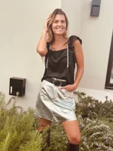 Top negro con lunares dorados, escote cuadrado, breteles anchos con volados y ribete blanco.