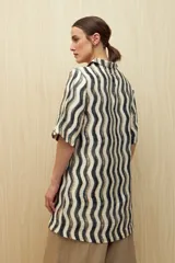 Vestido corto con estampado de rayas onduladas en blanco y azul, cuello tipo solapa y escote en V.