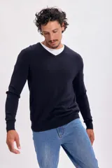 Sweater de punto azul marino con escote en V y mangas largas.