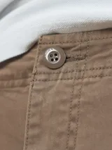 Bermuda de gabardina color marrón con múltiples bolsillos tipo cargo.