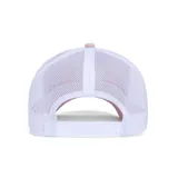 Gorro de gabardina verde militar con logo CAT bordado en gris en el frente y malla gris en la parte trasera. Tiene visera curva y broche ajustable.